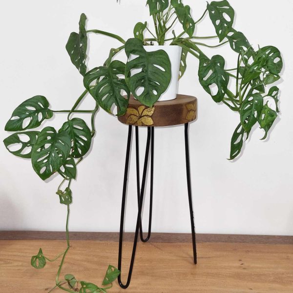 flat packed saves space when stored or not in use.Let your customers create little Indonesian plant corner and order today!Plant Stand Sizes:  H: 43cm  Wooden base: D: 19cm H: 5cm