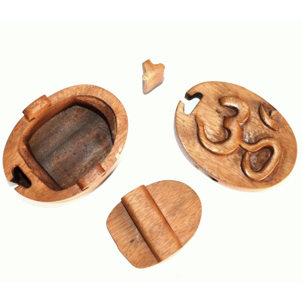 you have to work out which order to pull the various pieces apart in. In the centre is a small compartment ideal to hide that special little gift so it is great for storing small items whilst making a intriguing display plus it is fun to put together! Both lovely to look at and nice to play with