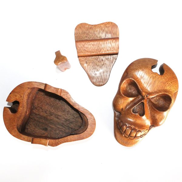 you have to work out which order to pull the various pieces apart in. In the centre is a small compartment ideal to hide that special little gift so it is great for storing small items whilst making a intriguing display plus it is fun to put together! Both lovely to look at and nice to play with