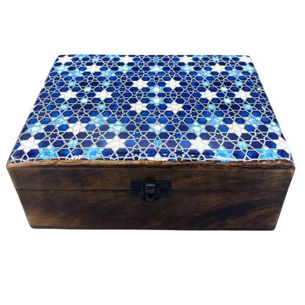 Our stunning Wholesale Large Ceramic Glazed Wood Box - Blue Stars is a captivating blend of artistry and functionality. With dimensions of 20x15x7.5cm