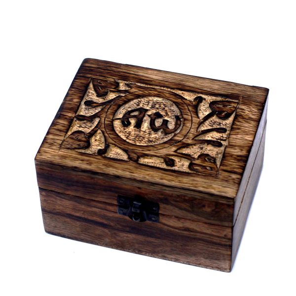 Take a look at this wholesale Mango Aromatherapy Box.This pretty piece will look beautiful in the bedroom or dressing room or any room really.These aromatherapy storage boxes are designed to hold 10ml bottles; therefore they are ideal for storing essential oils. You could sell them separately or maybe make up your own essential oils kits or gift sets.Size: 11.5x14.5x8 (cm)