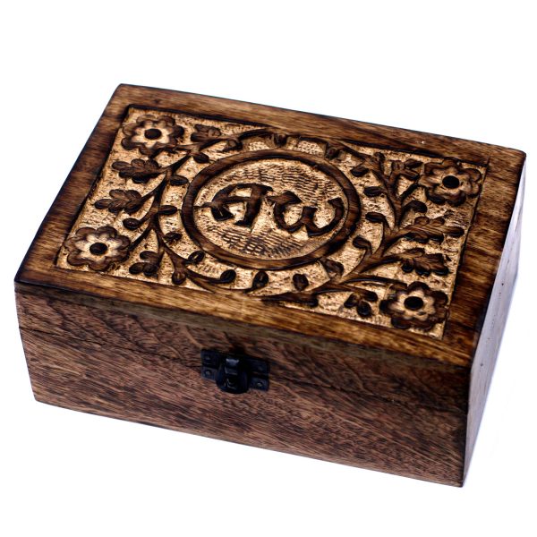 Take a look at this wholesale Mango Aromatherapy Box.This pretty piece will look beautiful in the bedroom or dressing room or any room really.These aromatherapy storage boxes are designed to hold 10ml bottles; therefore they are ideal for storing essential oils. You could sell them separately or maybe make up your own essential oils kits or gift sets.Size: 14.5x20.5x8 cm