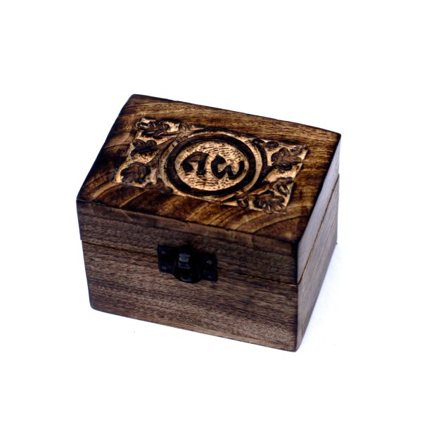 Take a look at this wholesale Mango Aromatherapy Box.This pretty piece will look beautiful in the bedroom or dressing room or any room really.These aromatherapy storage boxes are designed to hold 10ml bottles; therefore they are ideal for storing essential oils. You could sell them separately or maybe make up your own essential oils kits or gift sets.Size: 8x11.5x8 (cm)