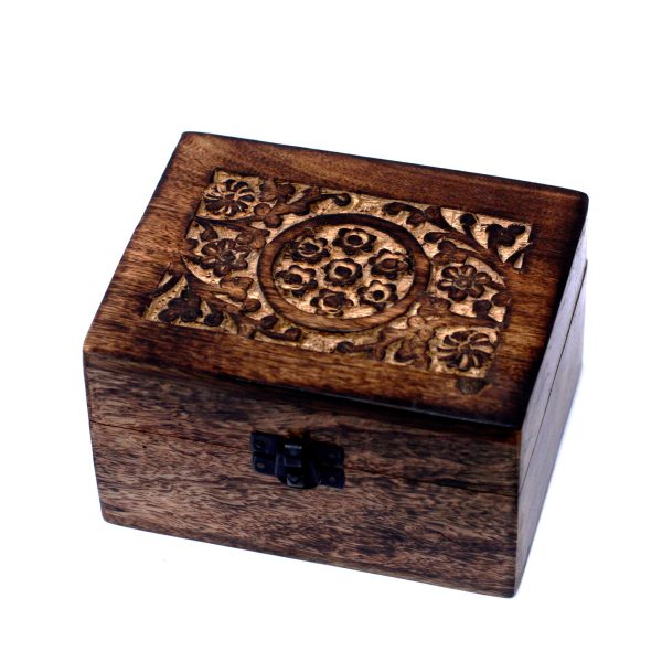 Take a look at this wholesale Mango Aromatherapy Box.This pretty piece will look beautiful in the bedroom or dressing room or any room really.These aromatherapy storage boxes are designed to hold 10ml bottles; therefore they are ideal for storing essential oils. You could sell them separately or maybe make up your own essential oils kits or gift sets.Size:11.5x14.5x8cm