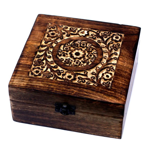 Take a look at this wholesale Mango Aromatherapy Box.This pretty piece will look beautiful in the bedroom or dressing room or any room really.These aromatherapy storage boxes are designed to hold 10ml bottles; therefore they are ideal for storing essential oils. You could sell them separately or maybe make up your own essential oils kits or gift sets.Size: 17.5x17.5x7.5