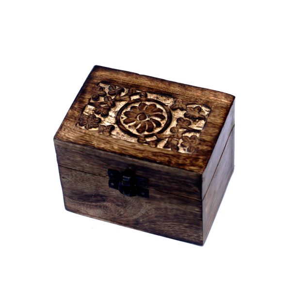 Take a look at this wholesale Mango Aromatherapy Box.This pretty piece will look beautiful in the bedroom or dressing room or any room really.These aromatherapy storage boxes are designed to hold 10ml bottles; therefore they are ideal for storing essential oils. You could sell them separately or maybe make up your own essential oils kits or gift sets.Sizes: 8x11x8 (cm)