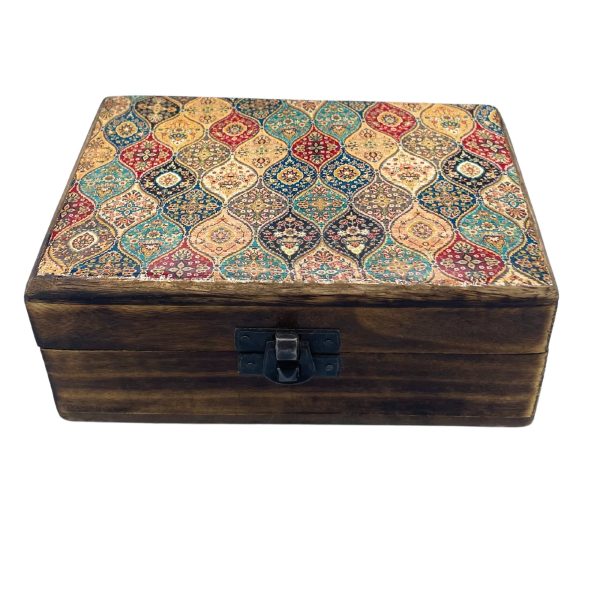 Our Wholesale Medium Ceramic Glazed Wood Box - Trad-Pattern is a harmonious blend of tradition and contemporary style. This 15x10x6cm box features a timeless trad pattern