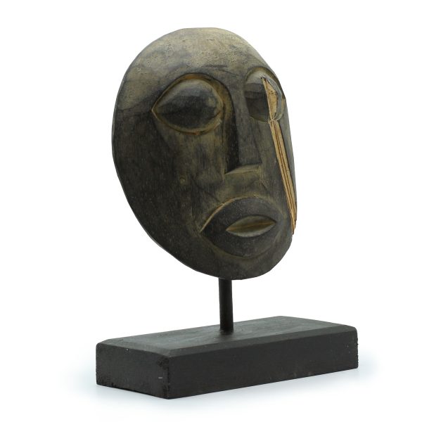measuring 27x20 cm. Handcrafted in Indonesia from premium albasia wood
